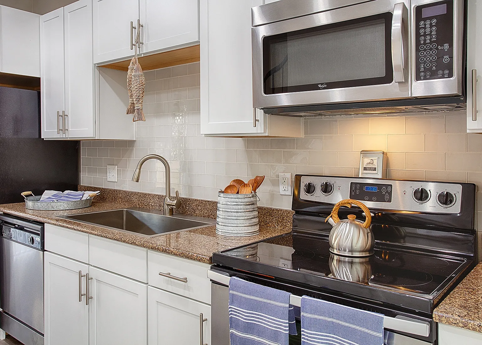 Lake Vista Apartments — Photo 1