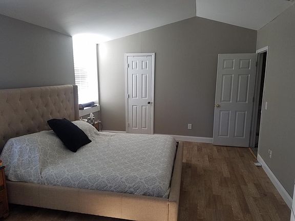 Master bed room pic2