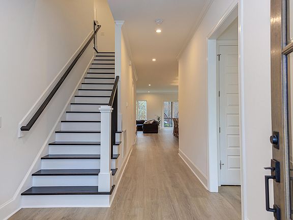 3rd image of 203 Post Oak Rd