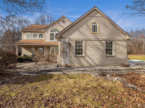 2091 Palmer Dr, Wixom, MI 48393
