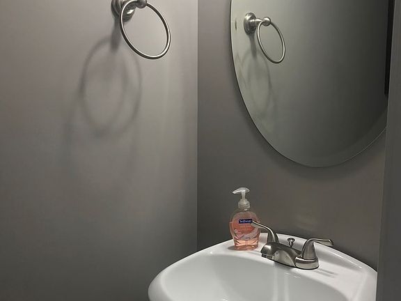 5th image of 34 Squire Cir