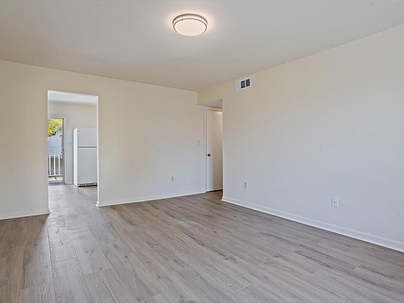 4th image of 1010 Carriage Dr APT D