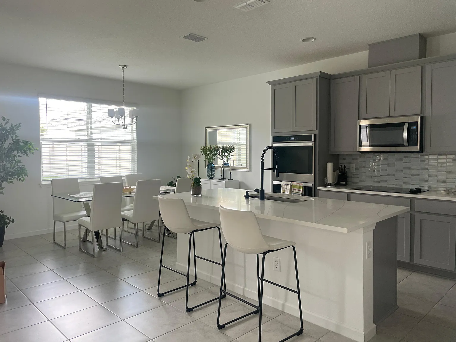 4 bed, 2071 sqft, $3,700 — Photo 4