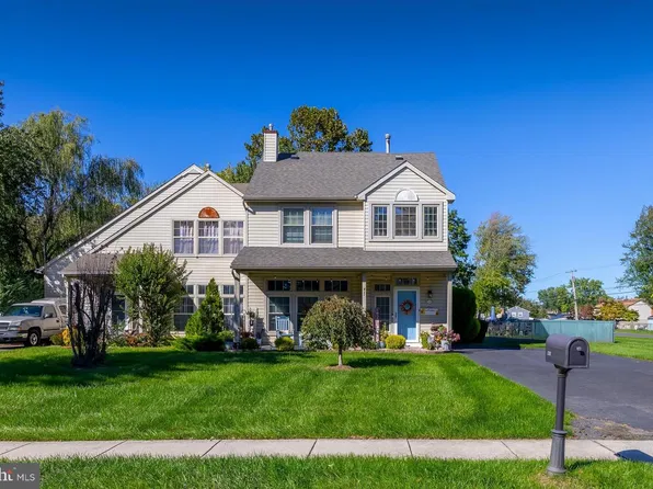 411 Longfellow Dr, Williamstown, NJ 08094