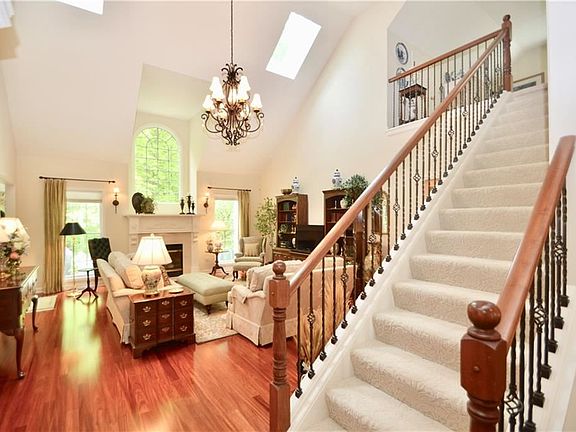 4th image of 33889 Mapleridge Blvd
