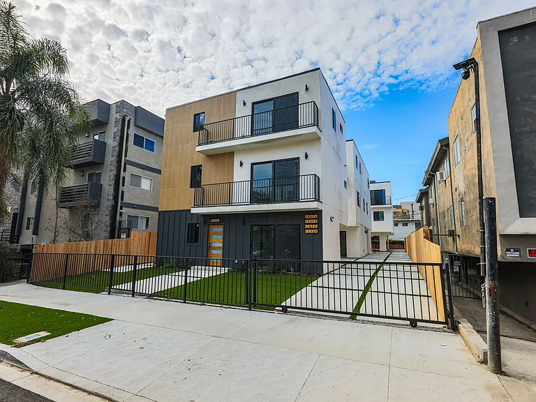 Never Before Lived in Luxury Townhomes 2 Blocks from WeHo! — Photo 18