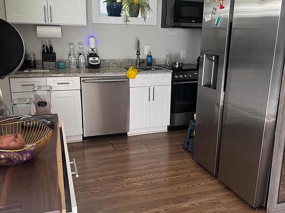 Kitchen with stove, dishwasher, garbage disposal, Fridge with water/ice, rolling island with storage