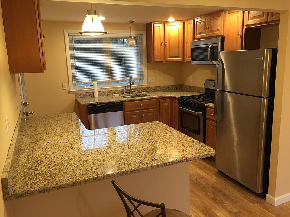 Kitchen with peninsula