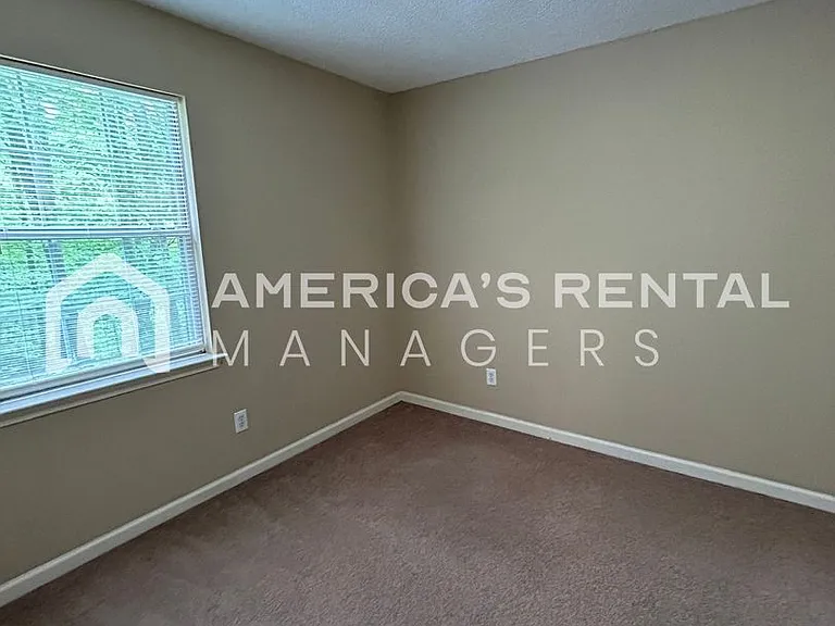 211 Winterberry Ln — Photo 19