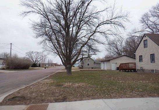 4th image of 412 Central Ave S