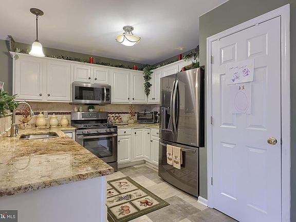 4th image of 4036 Green Park Dr