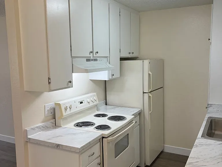 La Fuente Apartments — Photo 7