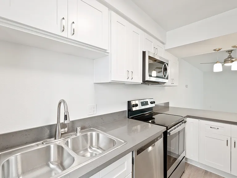 712 S Fernwood St — Photo 1