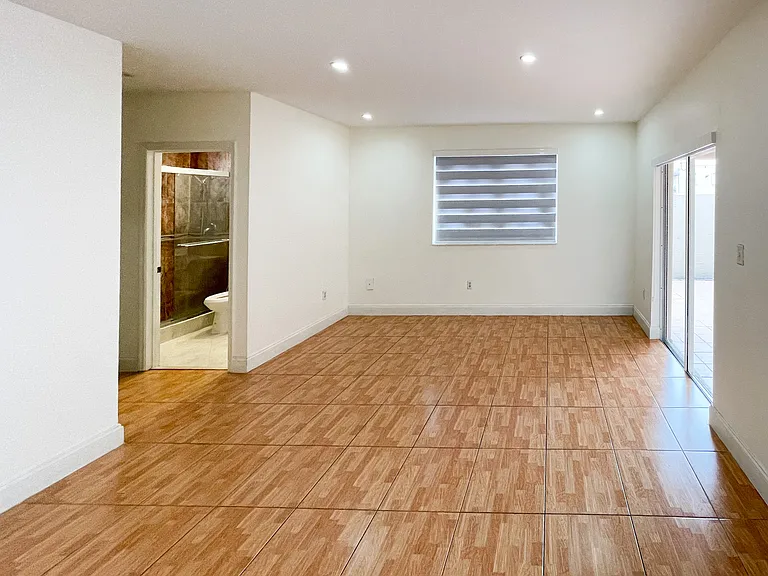 Main Bedroom / Dormitorio Principal - Sliding door access to backyard