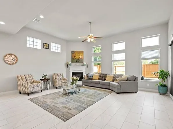 4911 Thunder Creek Ln, Sugar Land, TX 77479