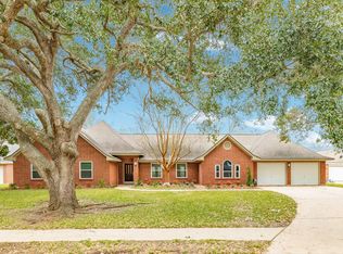 117 Dewberry Dr, Lake Jackson, TX 77566