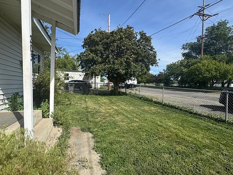 203 Railroad Ave — Photo 2