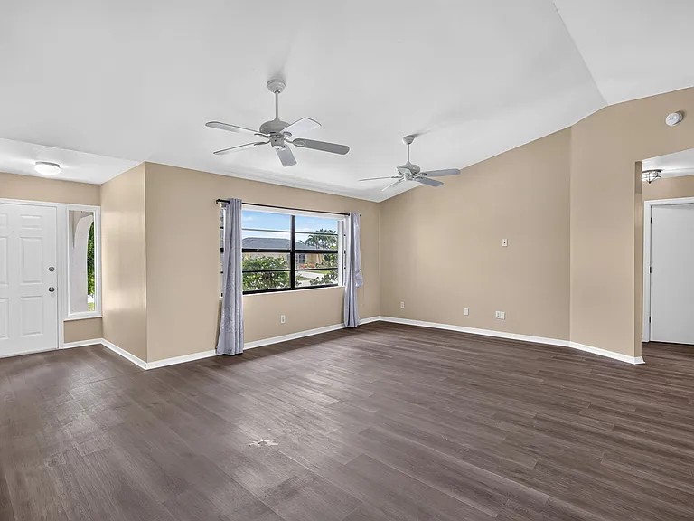 718 SW 35th Ter — Photo 11