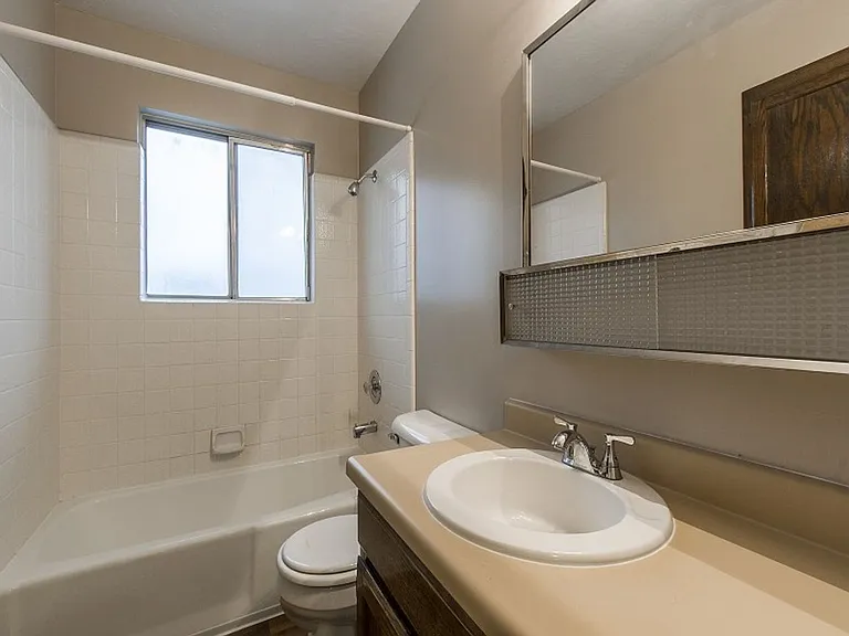 4574 S 700 E — Photo 27
