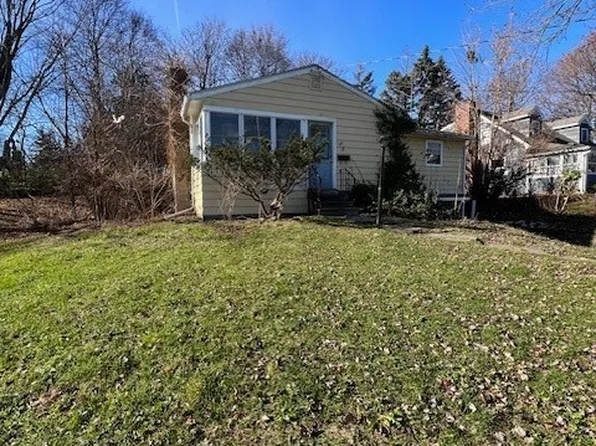 225 Saint Anne Dr, Syracuse, NY 13206