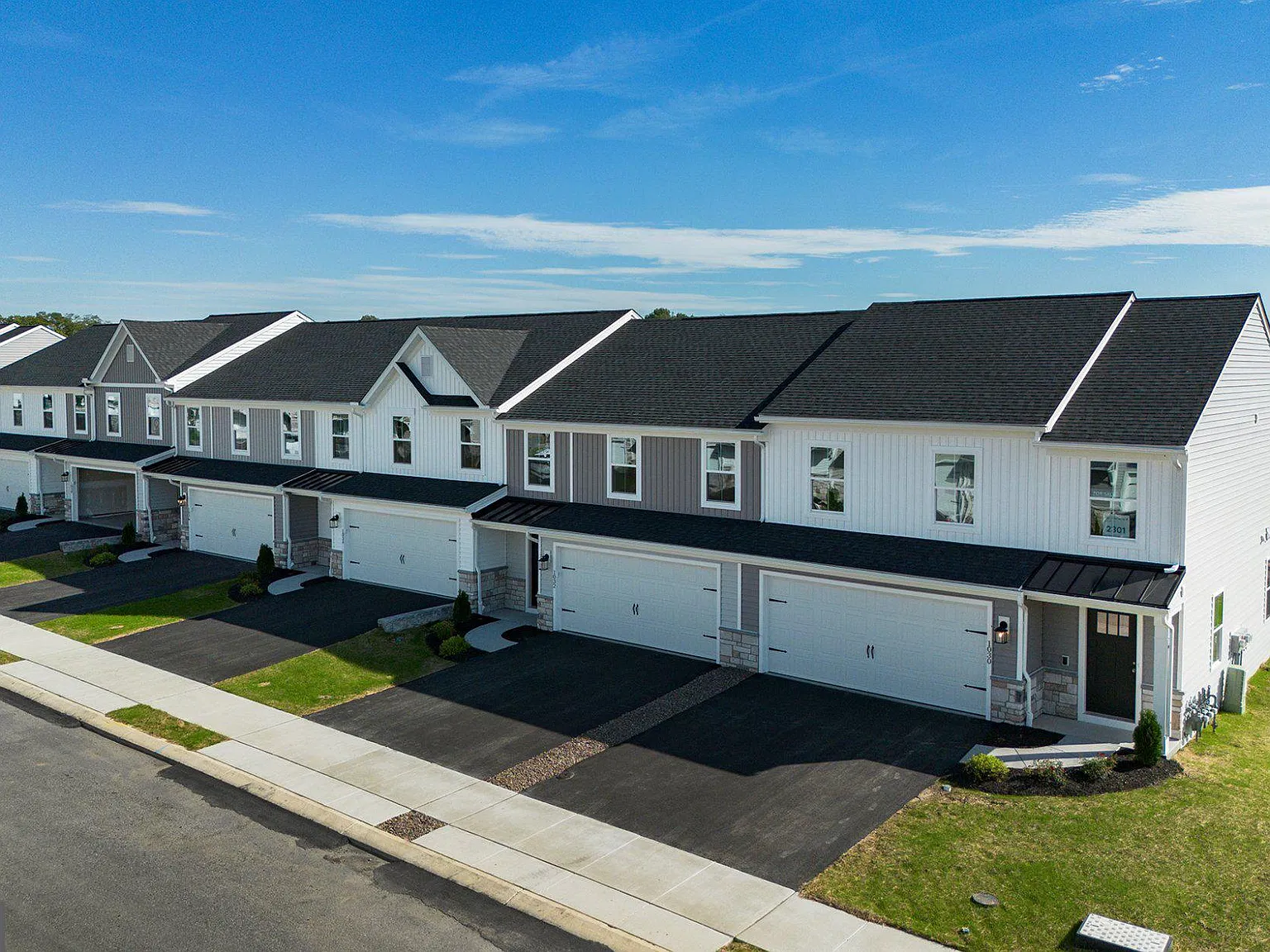 3 bed, 2.5 bath, 1760 sqft, $2,760 — Photo 3