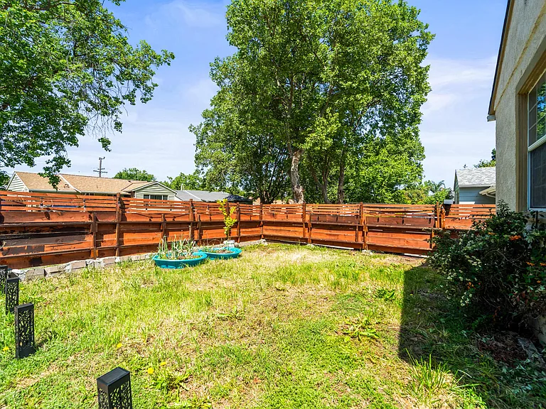 560 Russell St — Photo 44