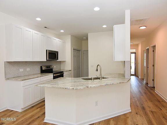3rd image of 905 Shelton Court