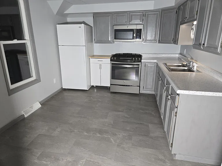 1033 1/2 S Park St — Photo 5