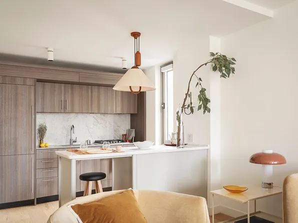 234 E 46th St APT 202, New York, NY 10017