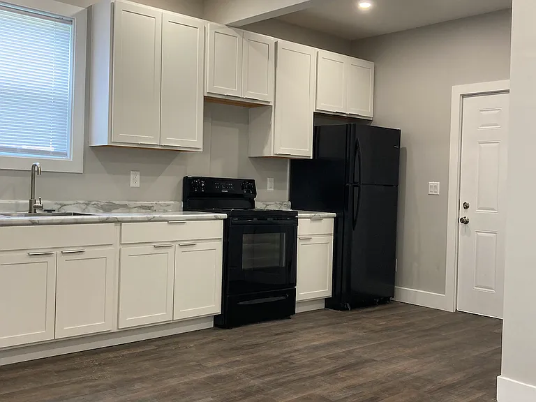 1229 E Sorin St — Photo 3