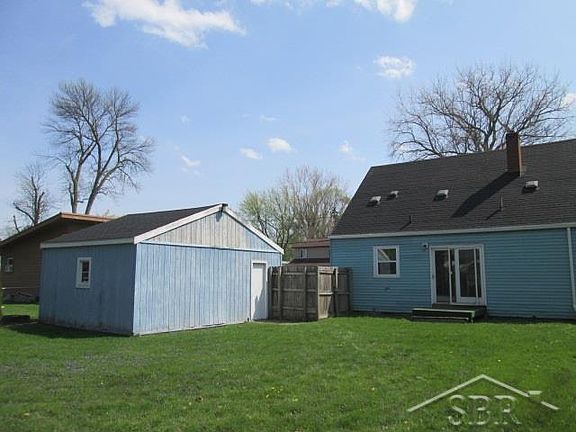3rd image of 588 Evergreen Ln