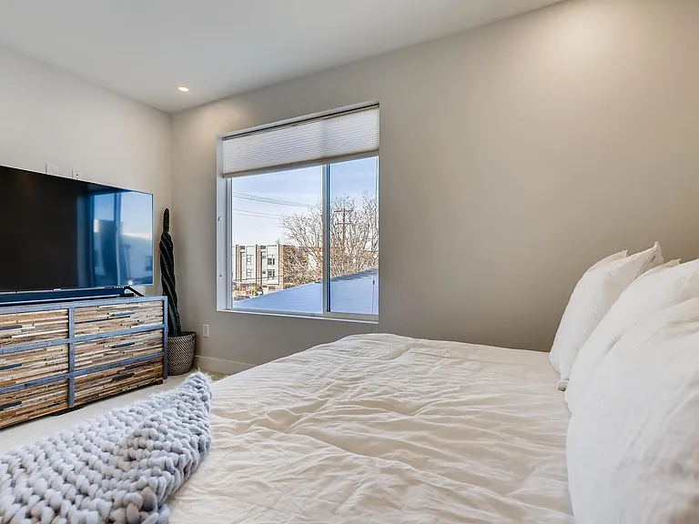 1726 Irving St — Photo 27