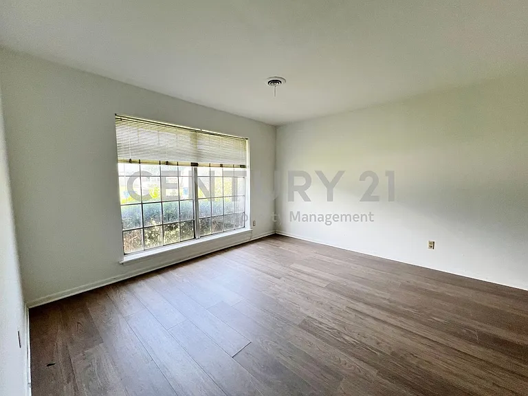 3641 Townsend Dr — Photo 4
