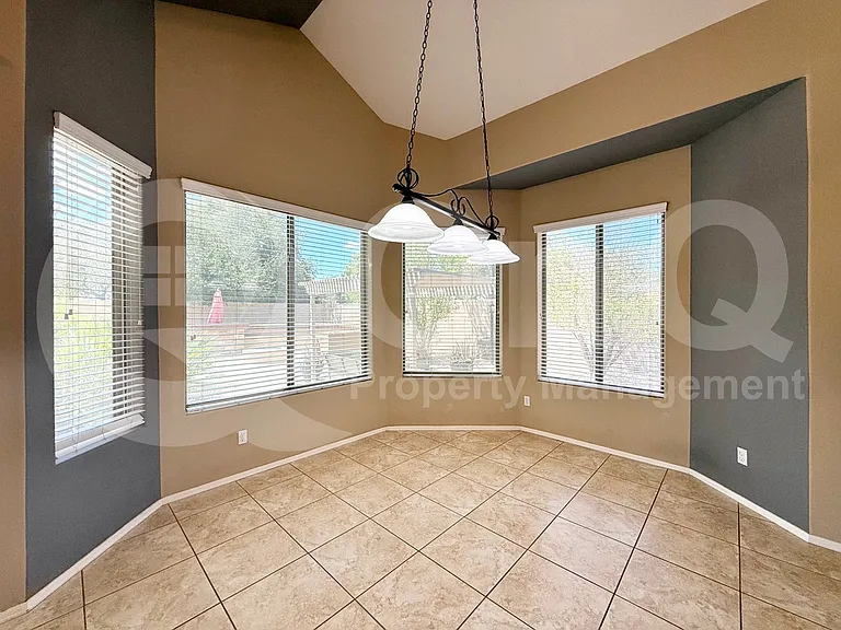 7310 S 26th Ln — Photo 9