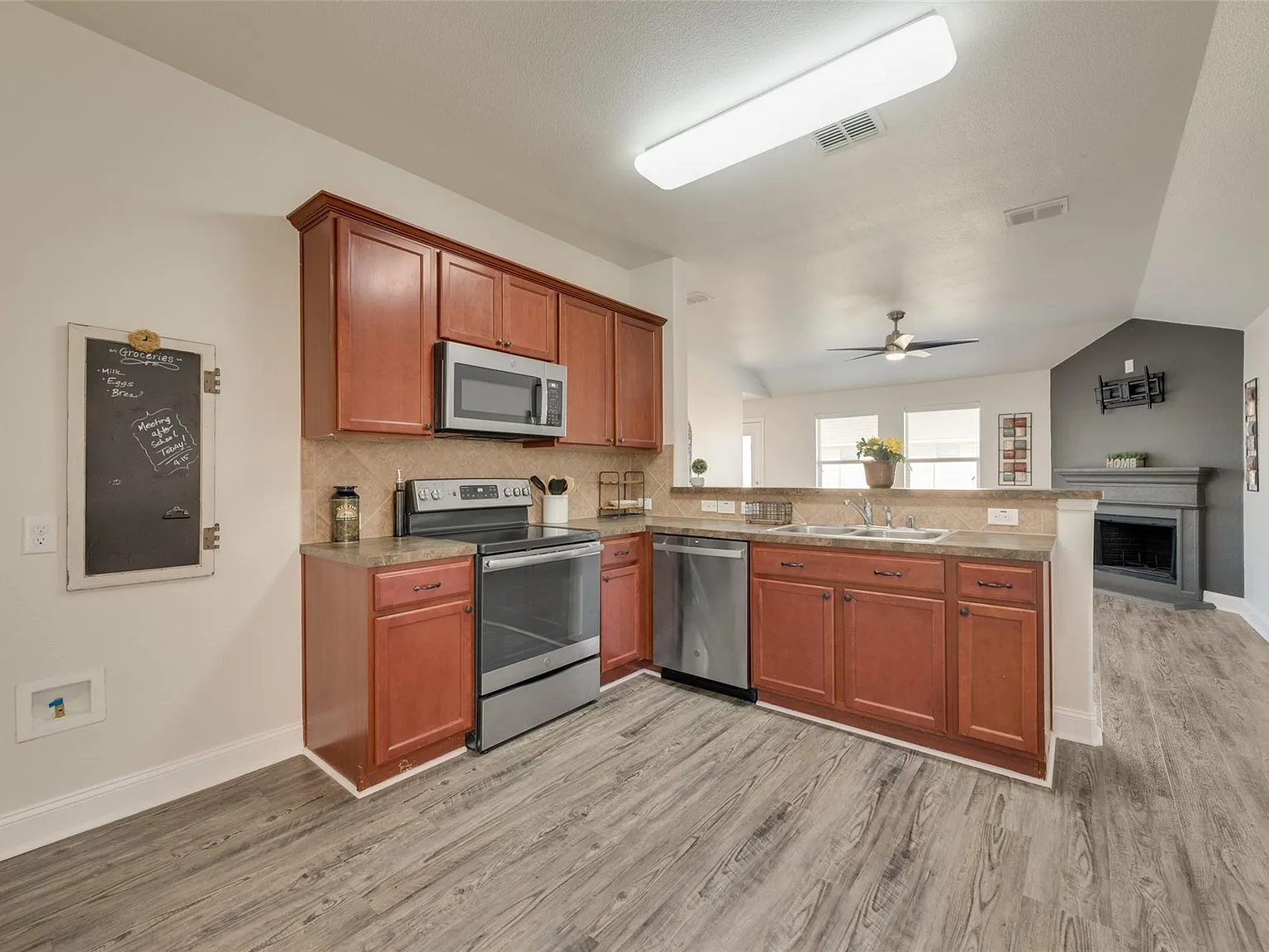 5 bed, 1944 sqft, $2,400 — Photo 4