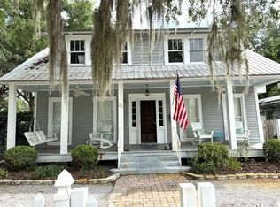 28 7th St, Apalachicola, FL 32320