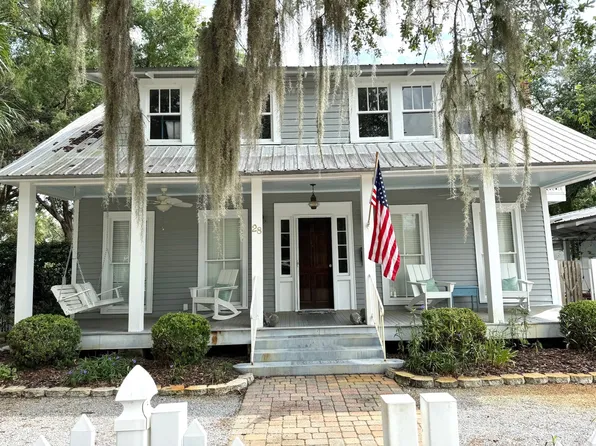 28 7th St, Apalachicola, FL 32320