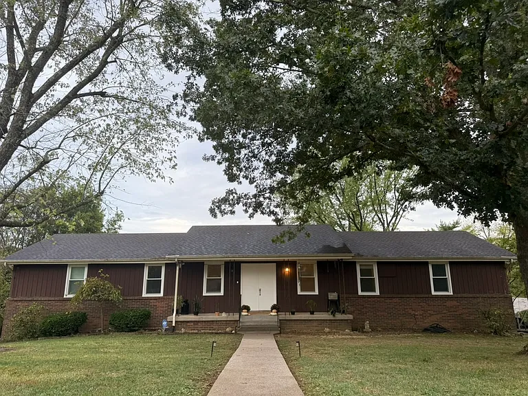 214 Rosehill Dr #B — Photo 1