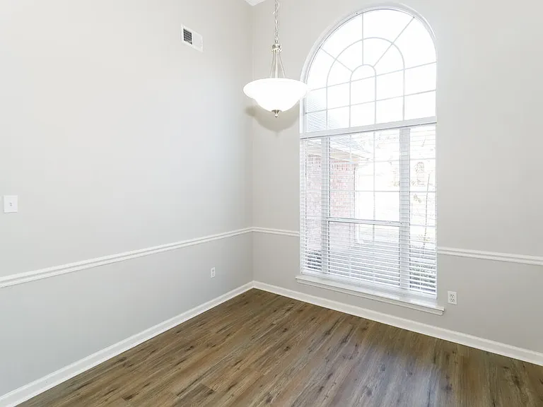 215 Lakewood Dr — Photo 7
