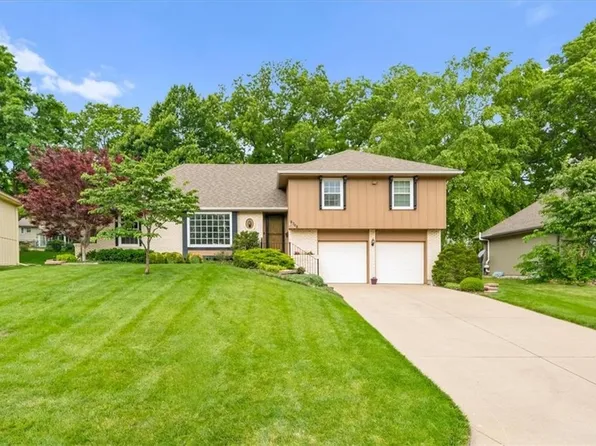 8708 Woodward St, Overland Park, KS 66212