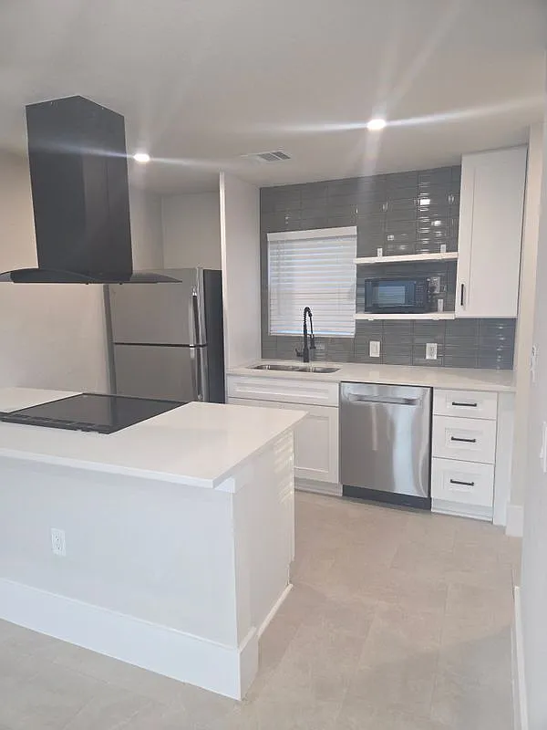 3 bed, 1.0 bath, 870 sqft, $1,745 — Photo 3