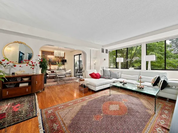 250 Hammond Pond Pkwy APT 303S, Newton, MA 02467