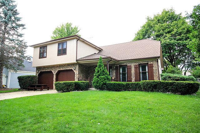 1st image of 221 W Country Dr