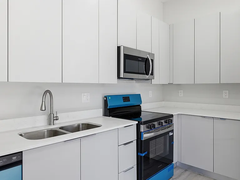 825 Carbon St E — Photo 25