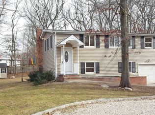 341 Old Town Rd, East Setauket, NY 11733