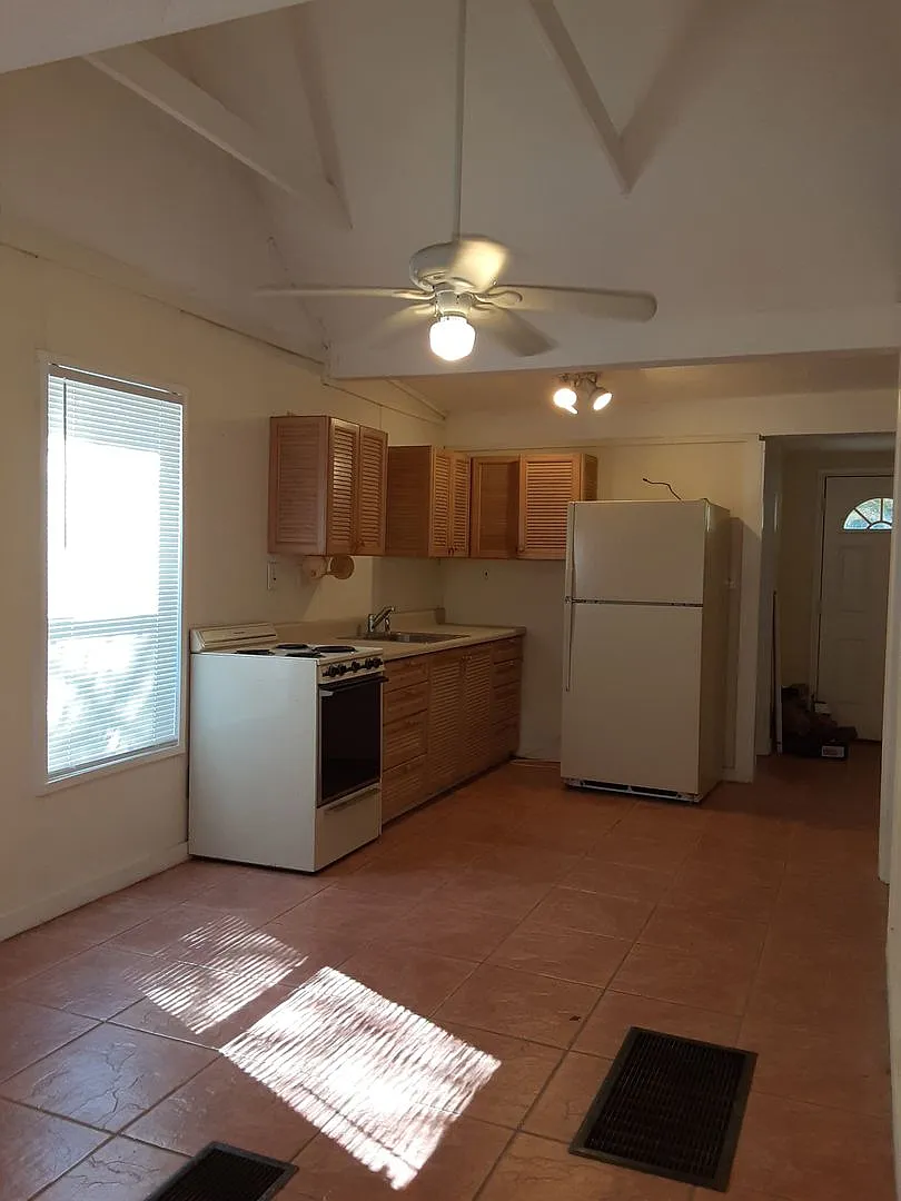 Annual unfurnished 2/1 SFH near Ringling College — Photo 2