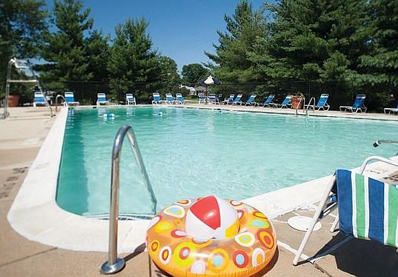 Relaxing swimming & wading pool