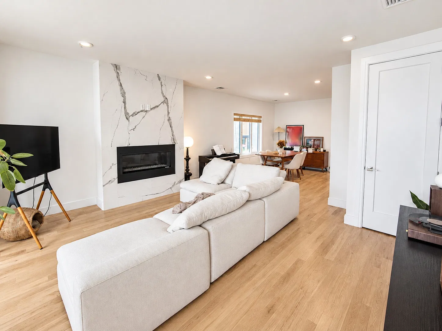 4 bed, 3.5 bath, 3000 sqft, $6,900 — Photo 2
