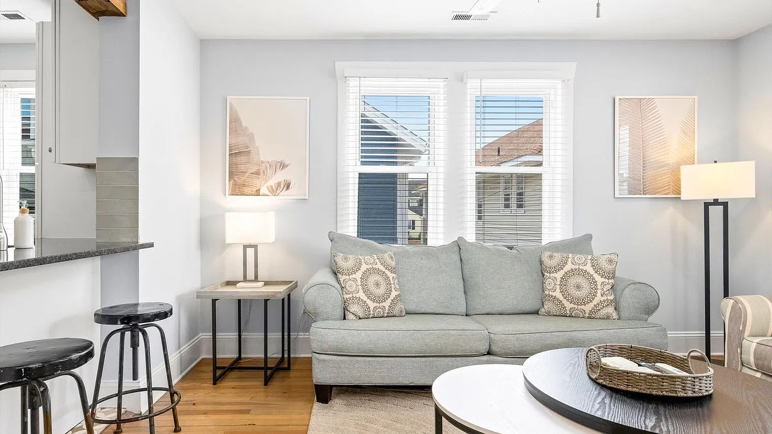 2 bed, 1.0 bath, 699 sqft, $5,421 — Photo 2