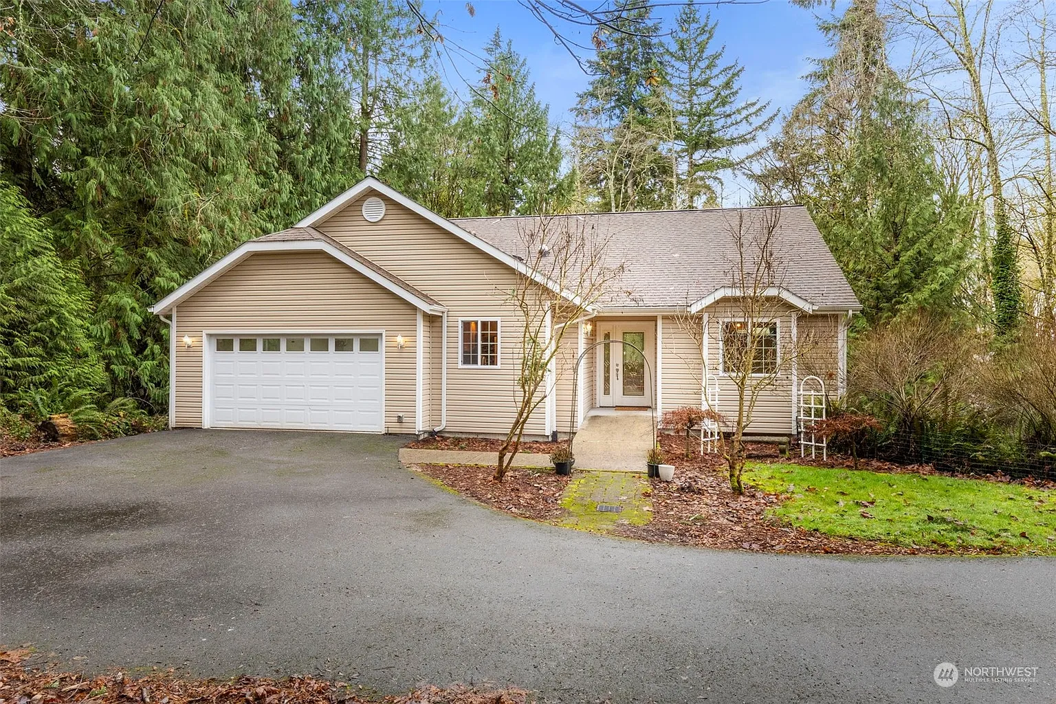 661 NE Woods Place photo 1
